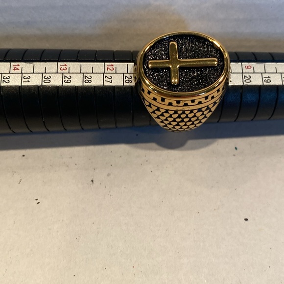 NIP Men’s Goldtone Cross Ring - Picture 5 of 7